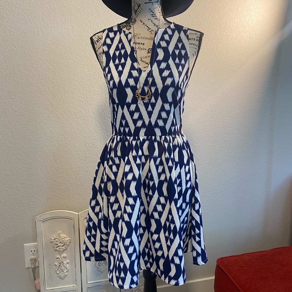 Everly short sleeveless dress geometric print in blue and white size S